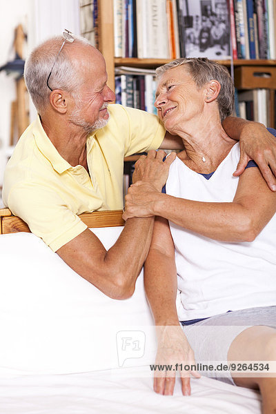 Ein glückliches älteres Paar schaut sich an