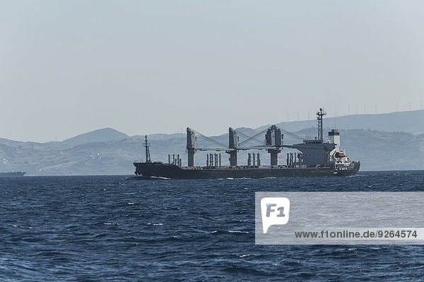 Spanien  Andalusien  Tarifa  Straße von Gibraltar  Frachter