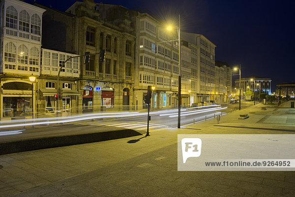 Spanien  Galizien  Viveiro  Travesia da Marina mit Häuserzeile im Hintergrund bei Nacht