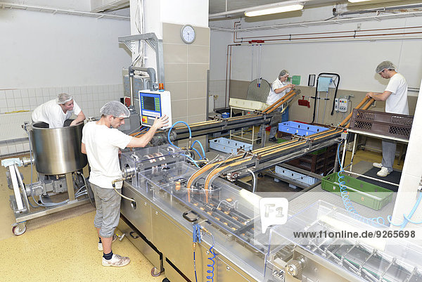 Deutschland  Sachsen-Anhalt  Arbeiter an der Produktionslinie in einer Backfabrik