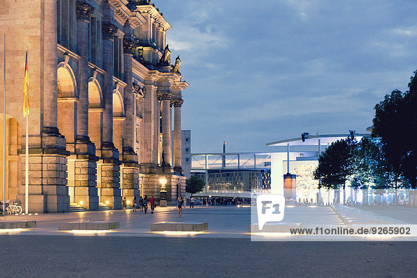 Deutschland  Berlin  Blick auf beleuchteten Reichstag und Marie-Elisabeth-Lüders-Gebäude im Hintergrund
