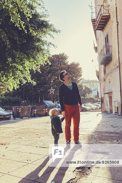 Italien  Sizilien  Palermo  Vater und Sohn beim Spaziergang