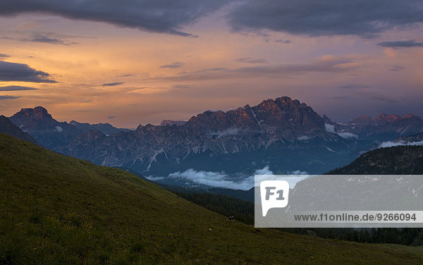 Italien  Veneto  Provinz Belluno  Cortina d'Ampezzo bei Sonnenuntergang