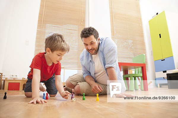 Vater und Sohn beim gemeinsamen Spielen im Kinderzimmer