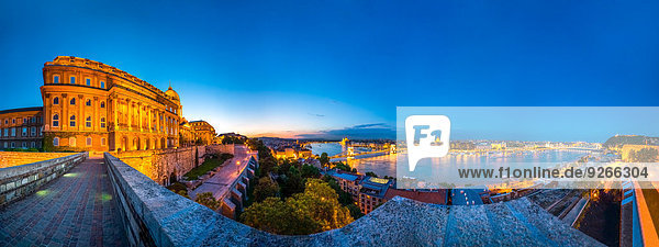Ungarn  Budapest  Buda  Budaer Burg  Blick über Pest und Donau  Panorama bei Sonnenuntergang