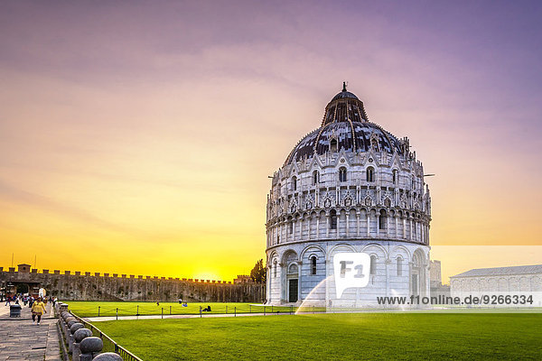 Italien  Toskana  Pisa  Blick auf das Baptisterium am Abend