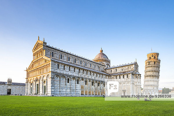 Italien  Toskana  Pisa  Blick auf die Kathedrale und den schiefen Turm von Pisa auf der Piazza dei Miracoli