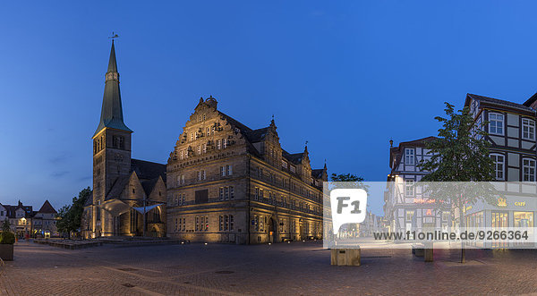 Deutschland  Niedersachsen  Hameln  Altstadt mit Marktkirche am Abend