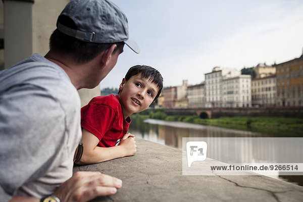 Italien,  Toskana,  Florenz,  Vater und Sohn an der Balustrade vor dem Fluss Arno