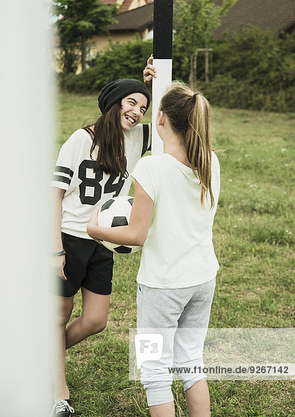 Zwei junge Mädchen haben Spaß auf einem Fußballplatz