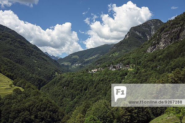 Schweiz  Tessin  Blick ins Valle Onsernone mit Isorno-Schlucht  Bergdörfer Russo und Comologno