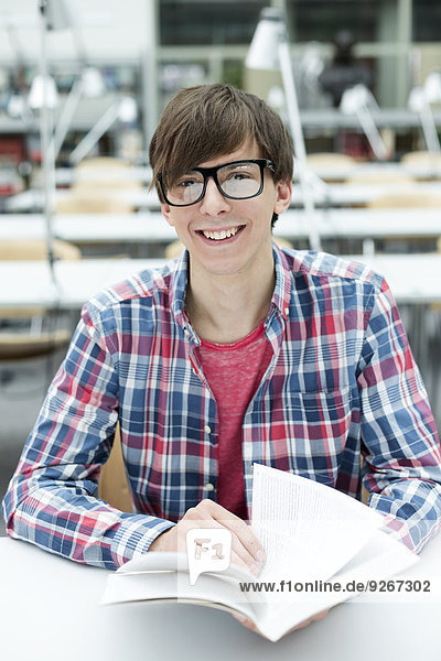 Portrait eines Studenten in einem Lesebuch der Universitätsbibliothek