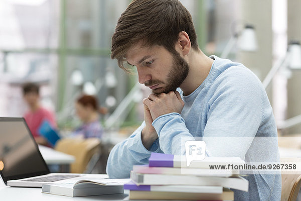 Studentisches Lernen in einer Universitätsbibliothek