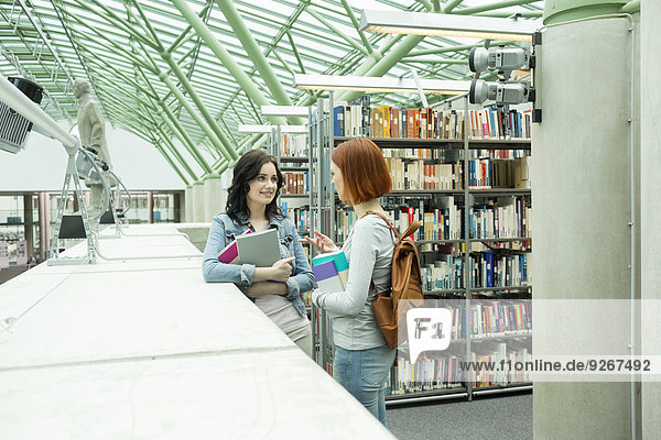 Zwei Studenten in einer Universitätsbibliothek