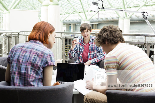 Studenten lernen in einer Universitätsbibliothek