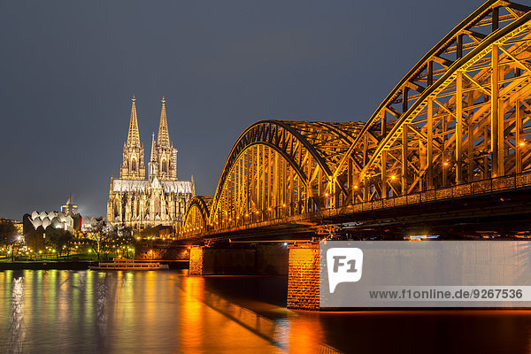 Deutschland  Nordrhein-Westfalen  Köln  beleuchtete Kölner Kathedrale und Hohenzollernbrücke bei Nacht