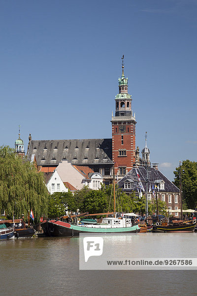 Deutschland  Niedersachsen  Leer  Blick zum Rathaus mit Museumshafen davor