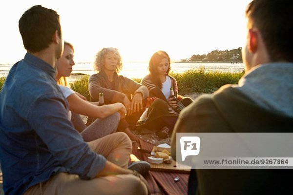 Fünf erwachsene Freunde beim Picknick am Strand von Bournemouth  Dorset  UK