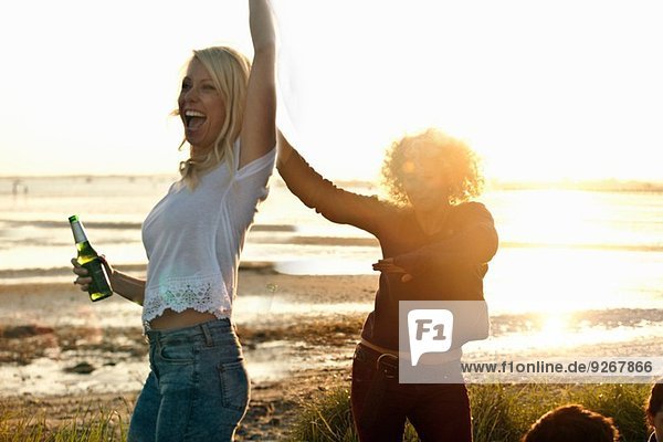Mutter und Tochter feiern am Bournemouth Beach Dorset UK