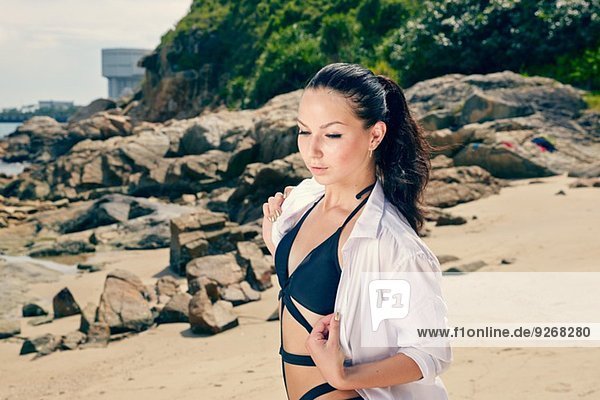 Junge Frau  in Badebekleidung  am Strand