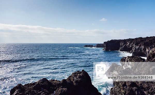 Meer und Felsenküste  Lanzarote  Kanarische Inseln  Spanien