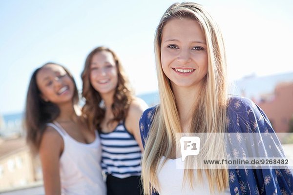 Teenagerin  Freunde im Hintergrund
