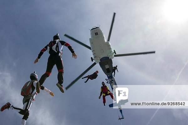 Tiefblick auf Hubschrauber und sechs Fallschirmspringer  Siofok  Somogy  Ungarn