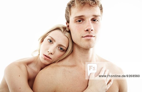 Studioporträt eines nackten  jungen Paares  das starrt