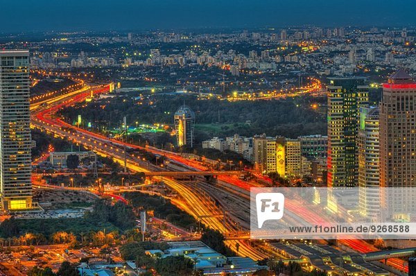 Luftaufnahme von Tel Aviv bei Nacht mit Ayalon Highway  Israel
