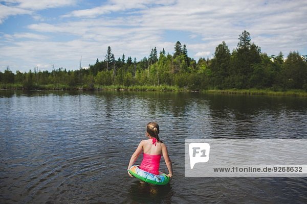 Rückansicht des Mädchens mit Gummiring im Indian River  Ontario  Kanada