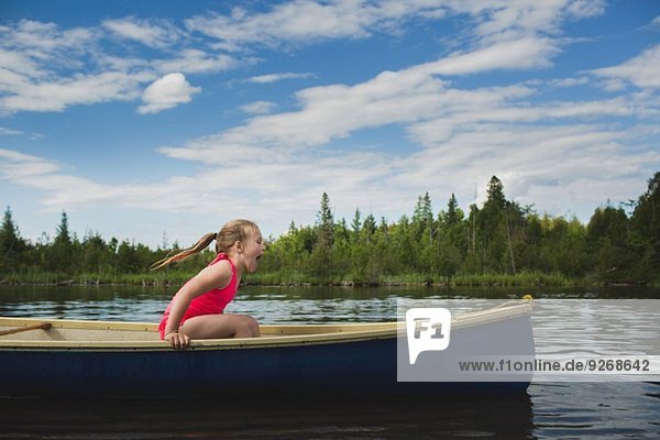 Aufgeregtes Mädchen im Kanu auf dem Indian River  Ontario  Kanada