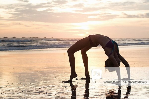 Mittlere erwachsene Frau beim Sonnenuntergang am Strand  Nosara  Guanacaste  Costa Rica