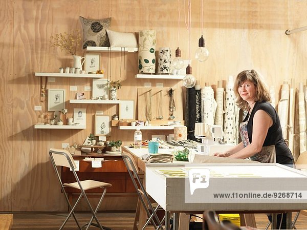 Frau am Arbeitstisch in der handbedruckten Textilwerkstatt