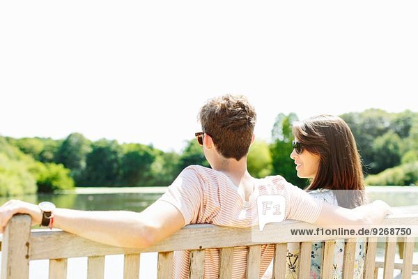 Paar auf Holzparkbank sitzend