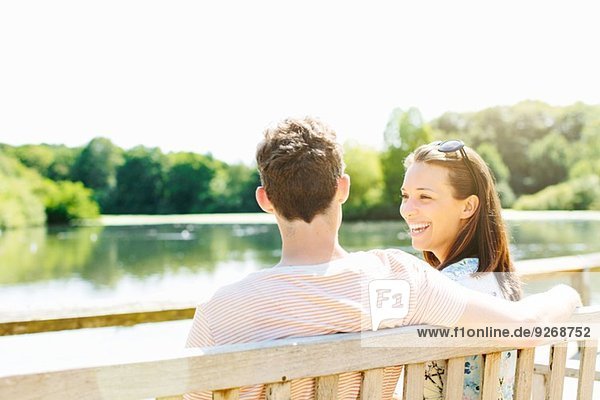 Paar auf Holzparkbank sitzend