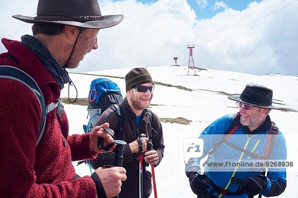 Drei Wanderer im Schnee  Bucegi-Gebirge  Siebenbürgen  Rumänien