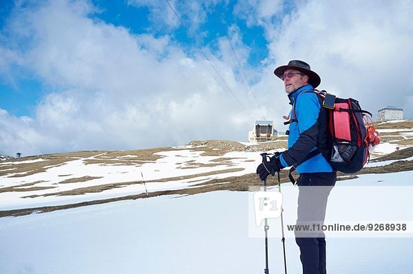 Erwachsener Mann mit Wanderstöcken  Bucegi-Gebirge  Siebenbürgen  Rumänien