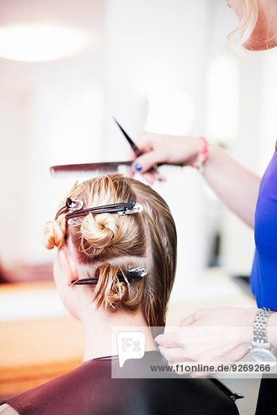 Frau mit Haarspangen im Salon