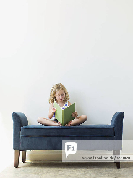 sitzend, Buch, Sitzbank, Bank, 5-6 Jahre, 5 bis 6 Jahre, Mädchen, Taschenbuch, vorlesen