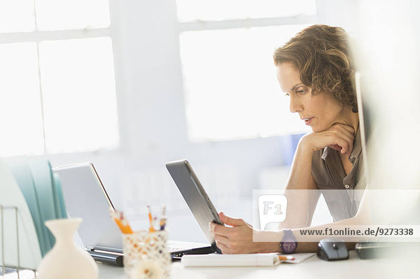 benutzen Frau Notebook Tablet PC Business