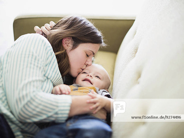 liegend liegen liegt liegendes liegender liegende daliegen Couch Junge - Person Mutter - Mensch Baby
