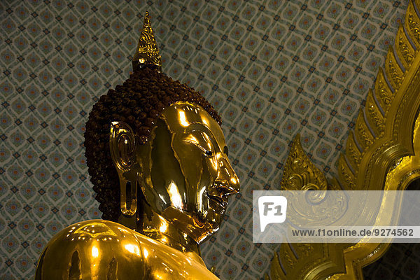 Sitzender goldener Buddha im Wat Po in Bangkok  Thailand