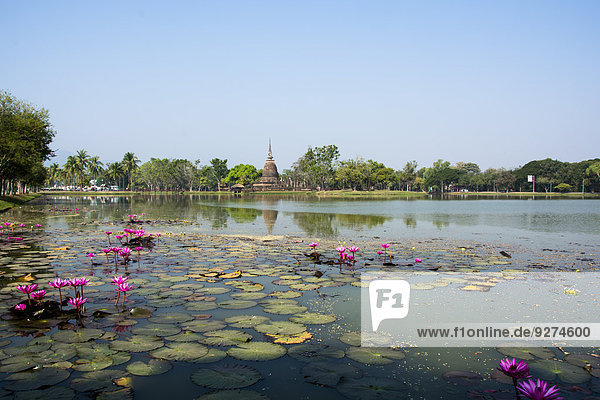 Teich und Tempel Wat Sa Si im historischen Park von Sukhothai  Thailand