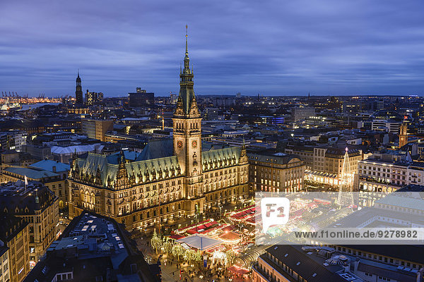 Rathaus und Weihnachtsmarkt  Hamburg  Deutschland