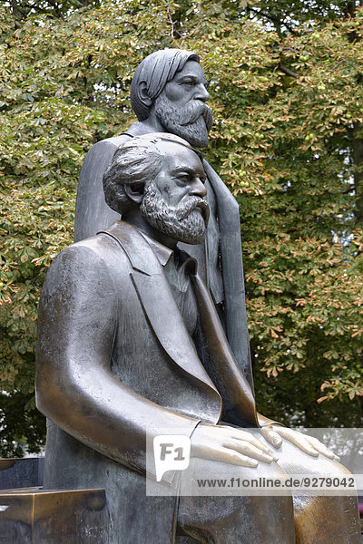 Bronzefiguren von Karl Marx und Friedrich Engels  Marx-Engels-Forum  Berlin  Deutschland