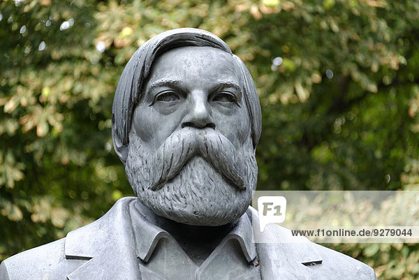 Bronzefigur  Denkmal Friedrich Engels  Detail  Marx-Engels-Forum  Berlin  Deutschland