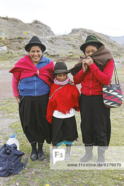 Frauen und Mädchen in Tracht  Volk der Puruhá  Kichwa  Provinz Chimborazo  Ecuador