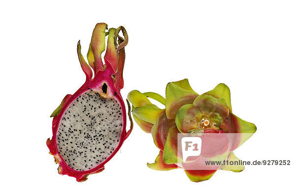Drachenfrucht (Hylocereus undatus)  halbiert und ganz