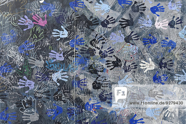 Wandgemälde  Hände  East Side Gallery  Mauergalerie  Berlin  Deutschland