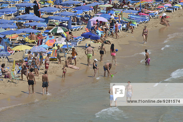 Badegäste am Strand Playa Levante,  Benidorm,  Costa Blanca,  Spanien